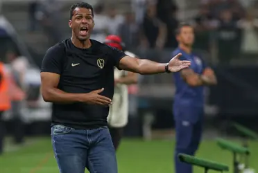 Diversos atletas já vieram a público elogiar e declarar apoio ao treinador, mas só clima de vestiário não resolve