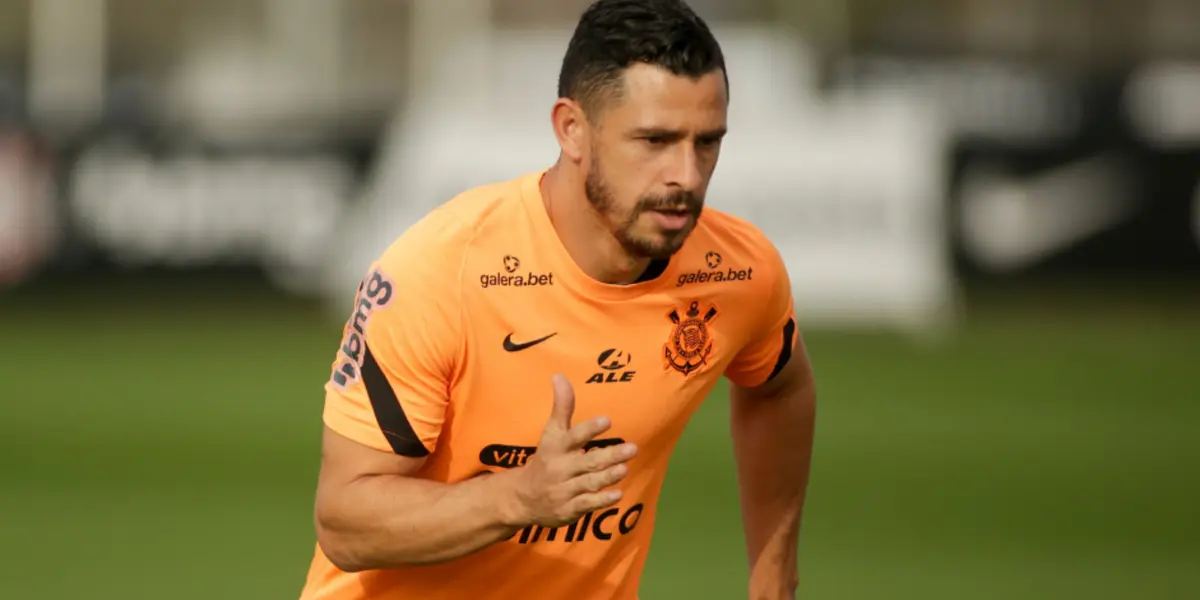 Meia Giuliano agita os bastidores do Corinthians acerca do seu futuro