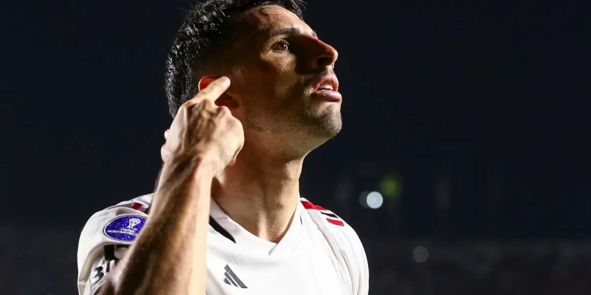 O atacante se mostrou bastante irritado ao apito final