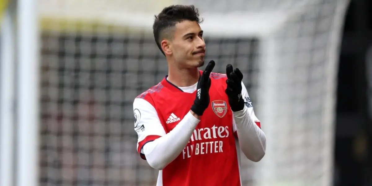 O brasileiro se destaca na ala esquerda dos Gunners e se torna o principal jogador de ataque