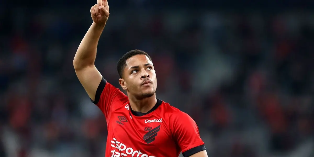 O centroavante Vitor Roque acertou sua ida ao Barcelona nesta janela