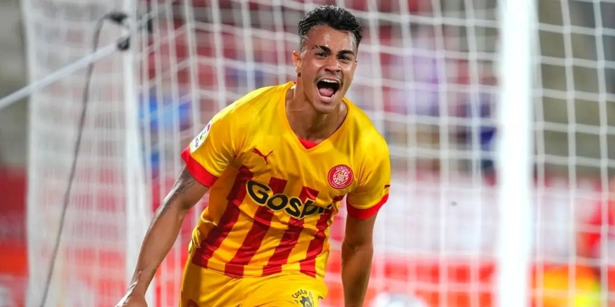 O Corinthians busca um meia-atacante no mercado para a próxima temporada