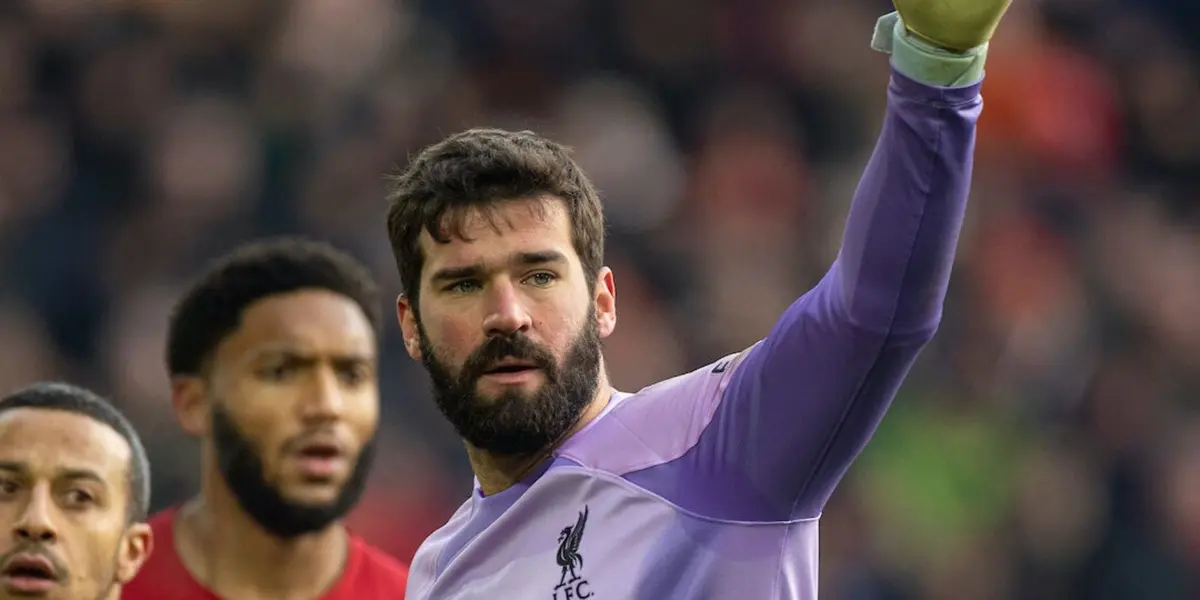 O goleiro salvou duas bolas dificílimas para manter o zero no placar