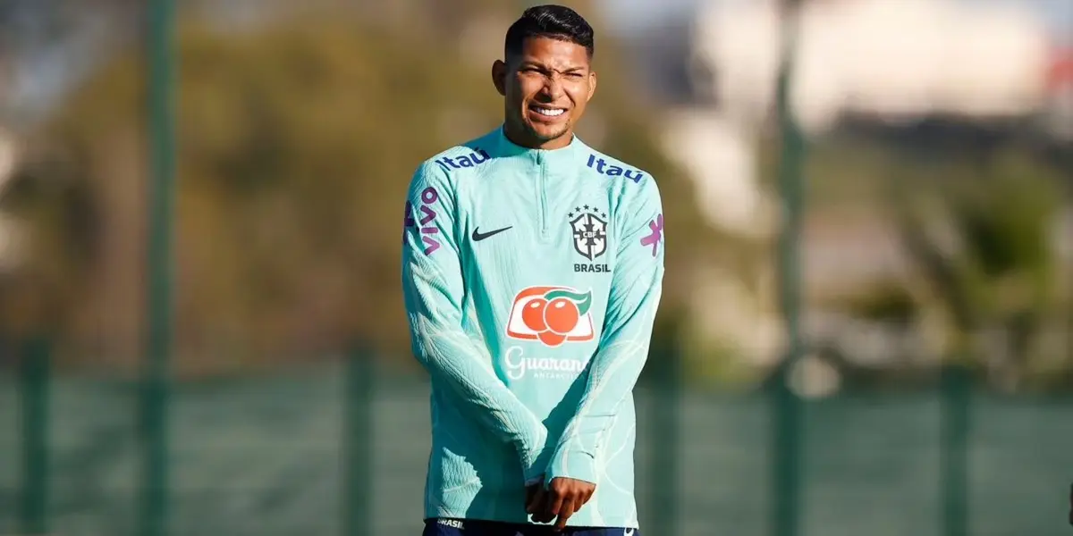 O técnico interino optou por um trio de ataque sem um homem de referência