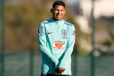 O técnico interino optou por um trio de ataque sem um homem de referência