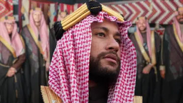 O astro brasileiro e o treinador português estavam vestido à caráter